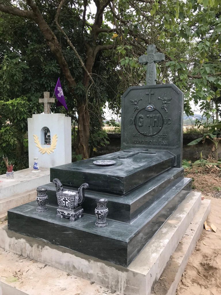 Mộ đá công giáo nguyên khối