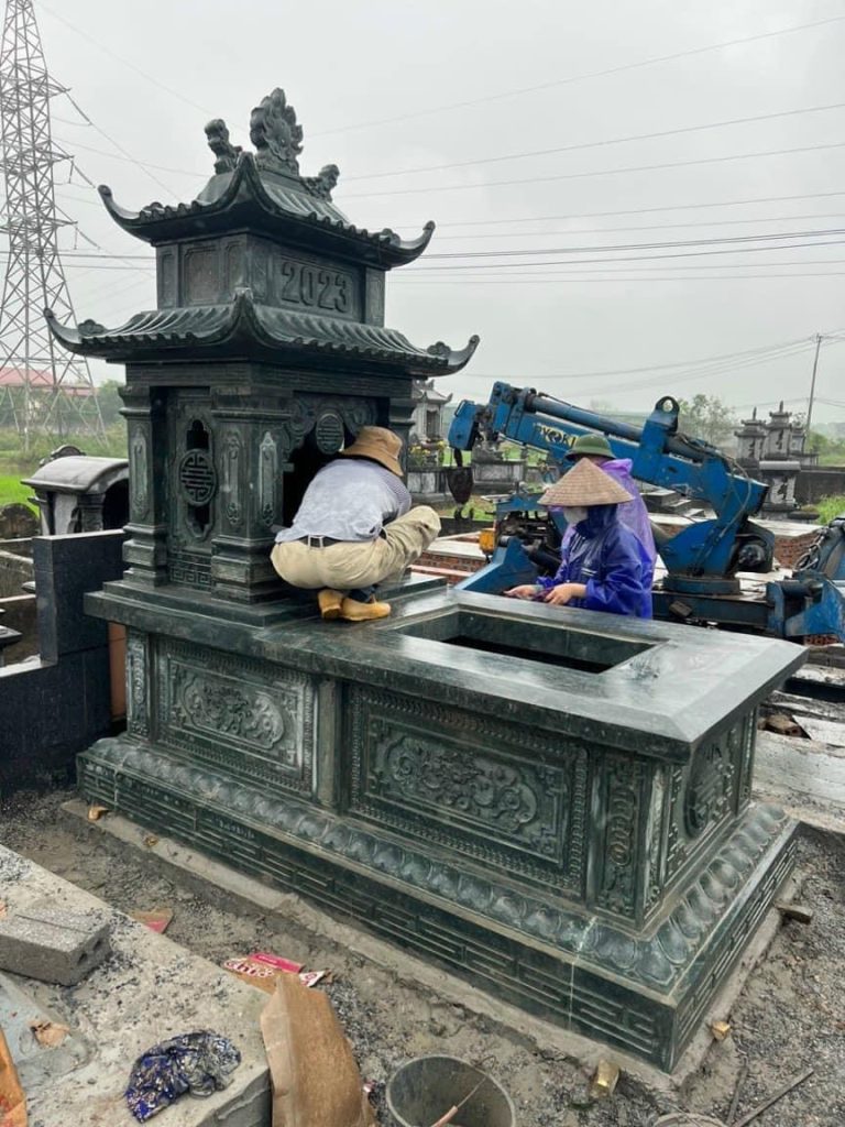 Mộ đá hai mái đá xanh rêu