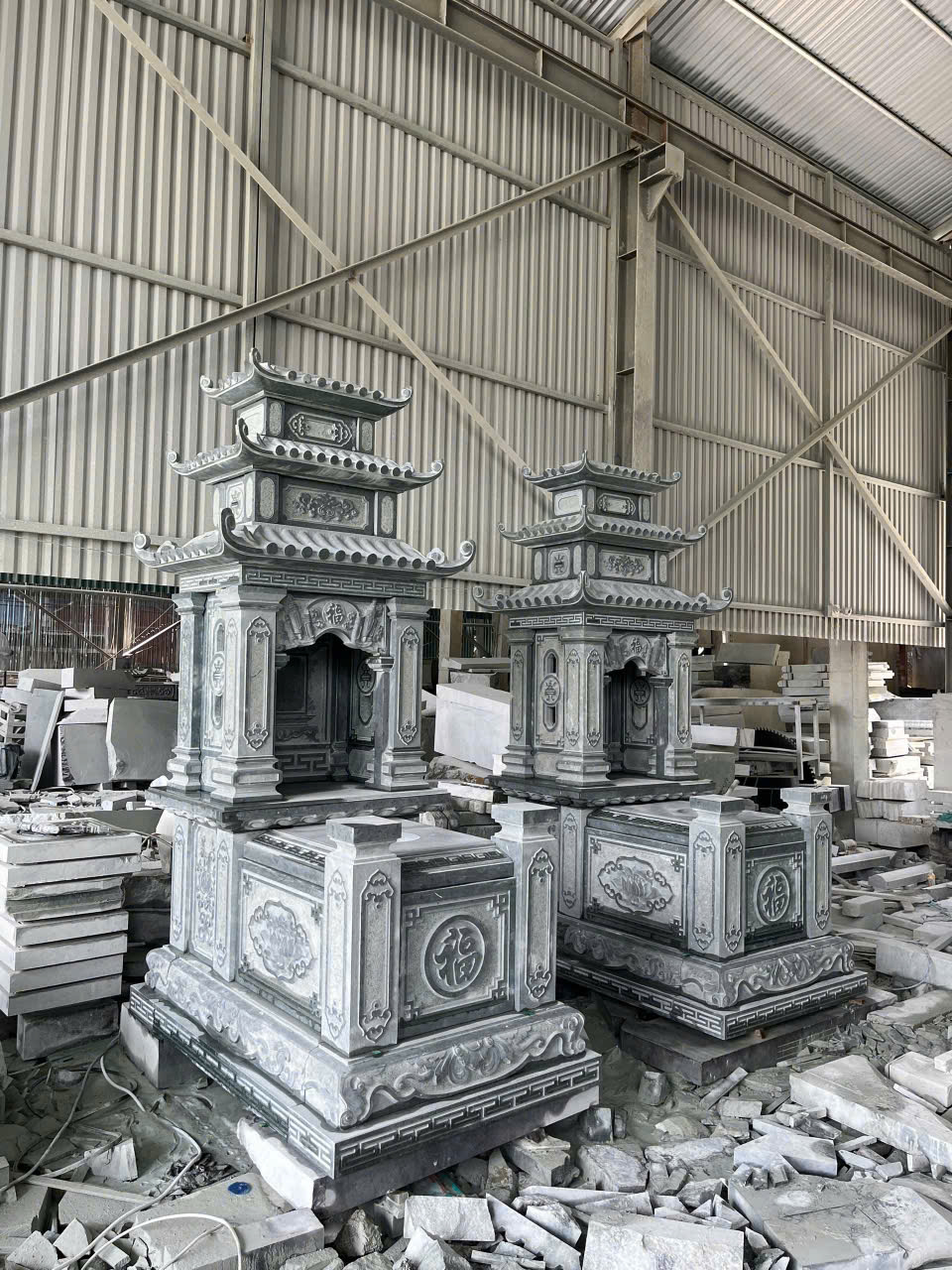 mộ đá hai mái xanh rêu