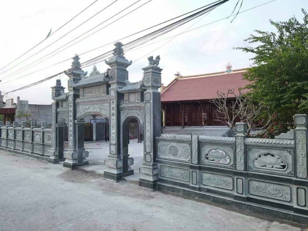 Cổng lăng mộ đá tứ trụ uy nghi