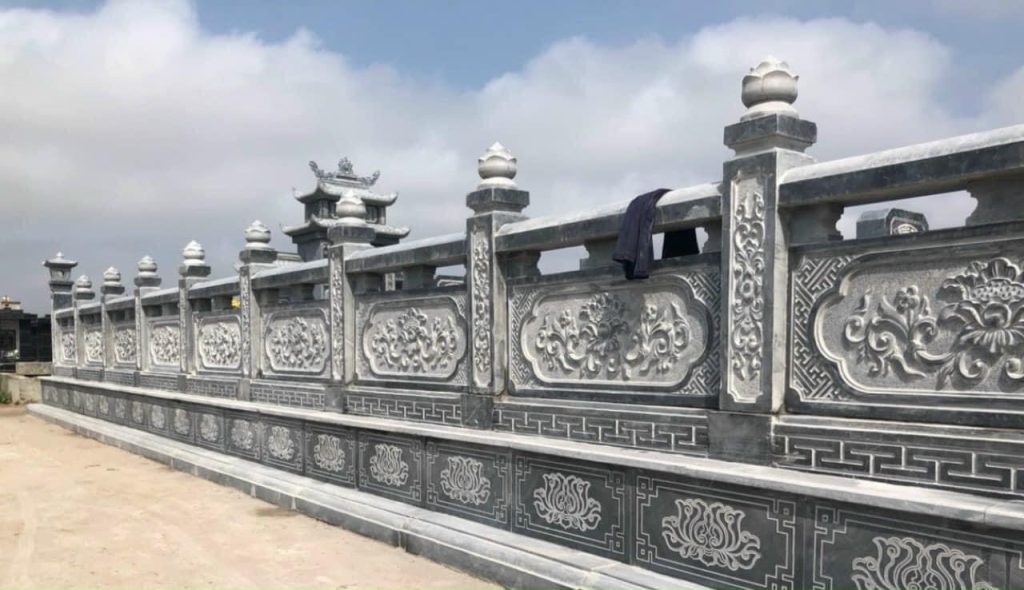 Hoa văn chạm khắc tinh xảo trên lan can đá