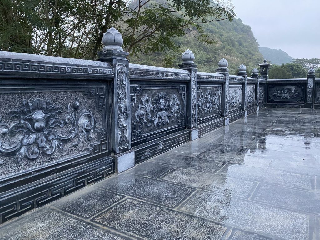 Lan can đá chạm hoa sen tại Ninh Bình